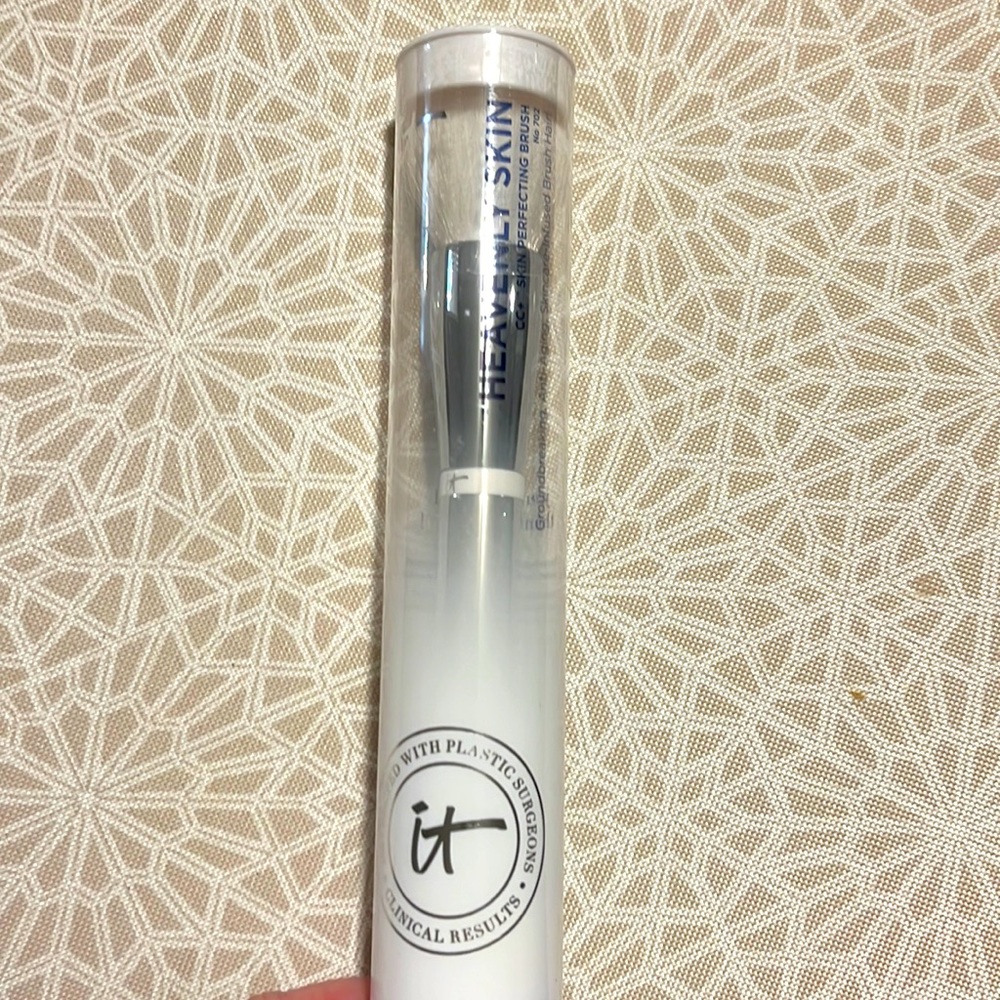 IT Heavenly Skin CC+ Skin Perfecting Brush